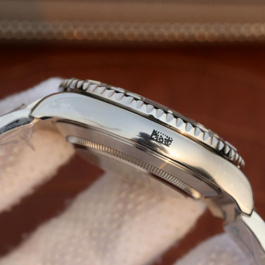 Pure Silver Black & White Dial Stainless Steel 40mm Y746